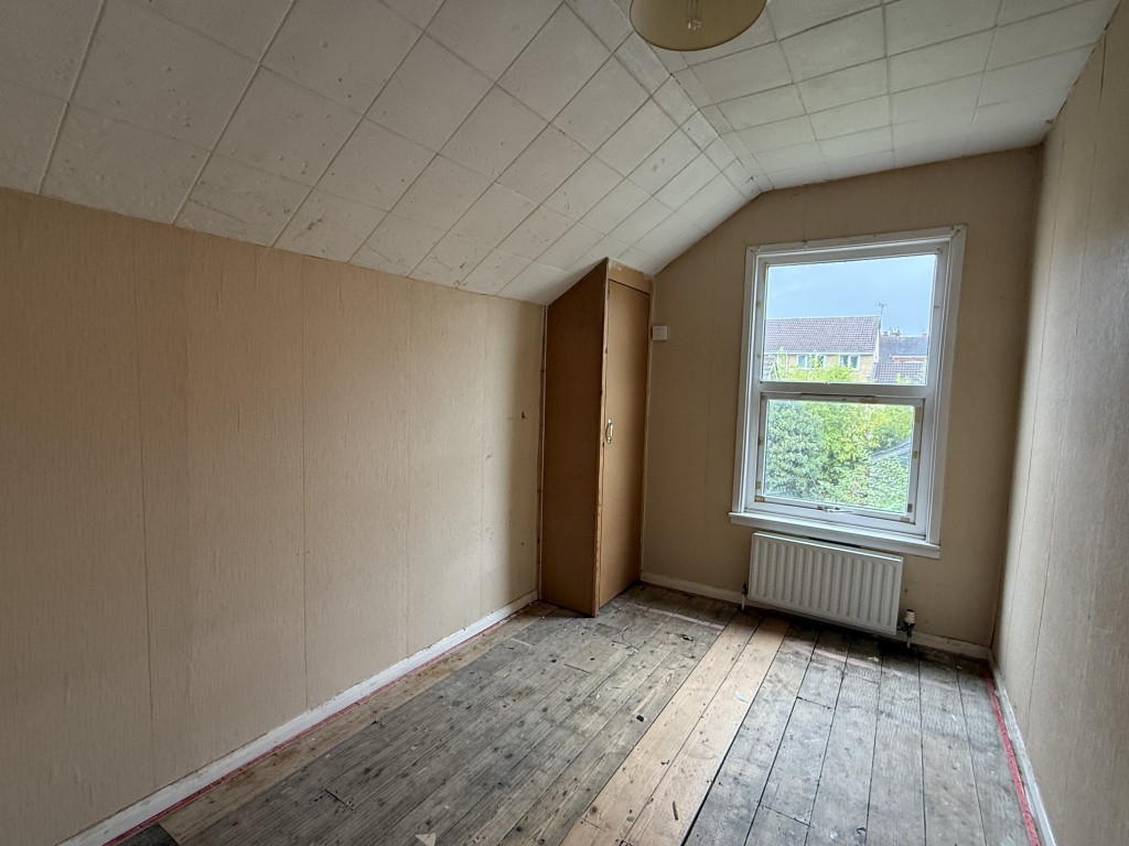 Lot: 81 - HOUSE IN NEED OF IMPROVEMENT - Bedroom 3 in House in Need of Improvement